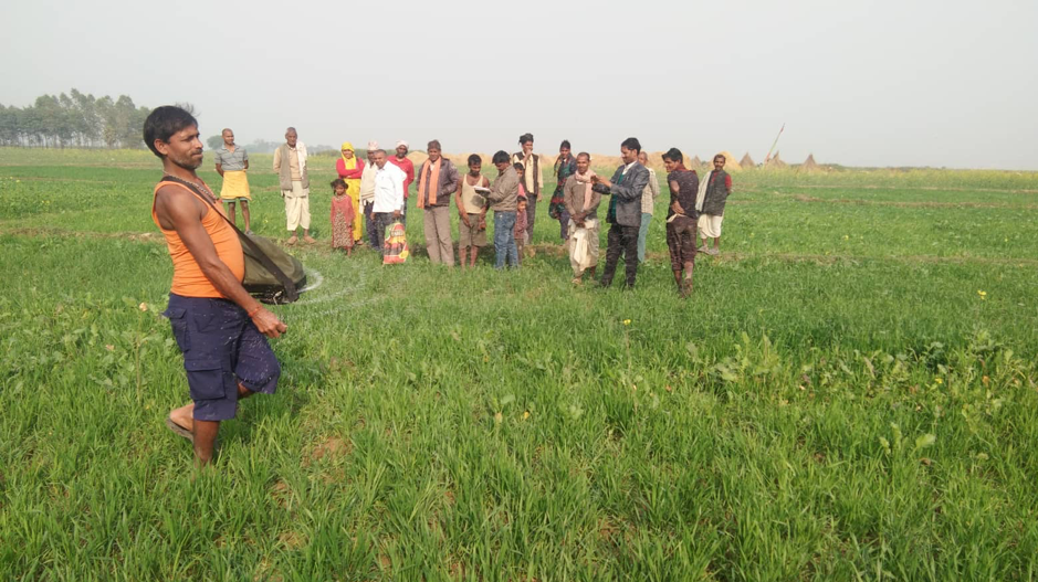 A man demonstrates the precision spreader to farmers in Bardiya, Nepal, in collaboration with the Janaekata cooperative and the local government. (Photo: Hari Prasad Acharya/CIMMYT)