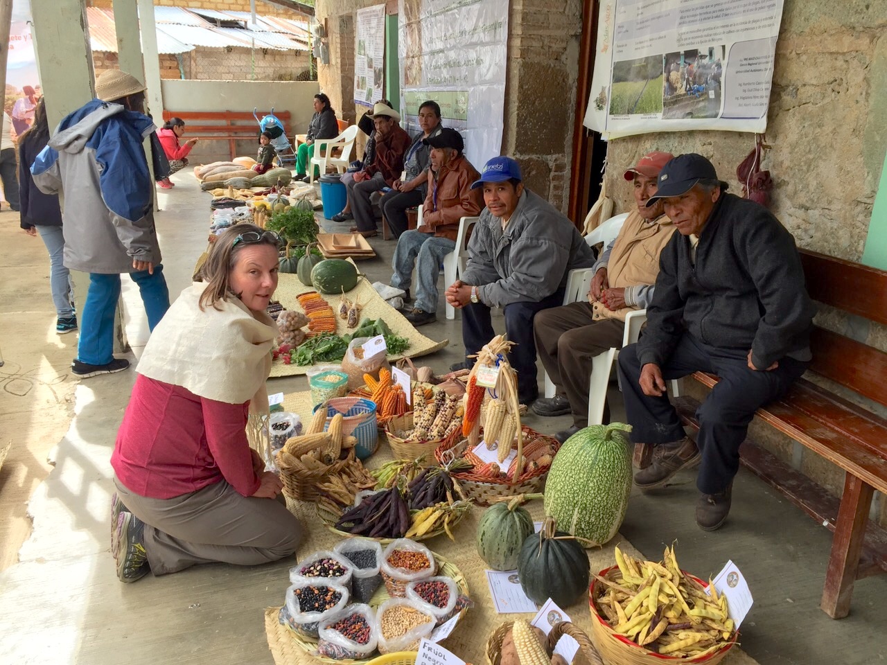 Martha Willcox (left) with farmers and their milpa products in Santa María Yavesía, Oaxaca state, México. (Photo: Arturo Silva/CIMMYT)