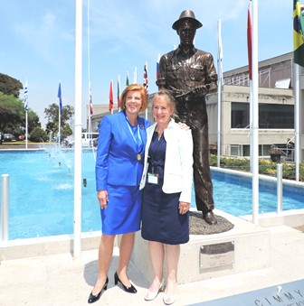 Sculptor Katharine McDevitt (R) stands in front of the bronze sculpture she created of Norman Borlaug with his daughter, Jeanie Borlaug Laube. (Photo: Marcelo Ortiz/CIMMYT)