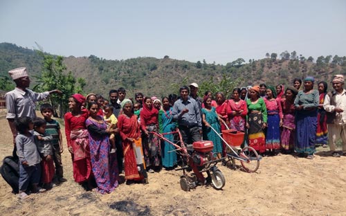 Women farmers learning about new machinery. Photo: CIMMYT.
