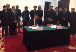 Martin Kropff, CIMMYT director general, and Zhang Gaiping, president of Henan Agricultural University sign a memorandum of understanding to establish a joint maize and wheat research center in Zhengzhou, the capital of Henan Province on Jan. 9, 2017.