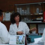 Monica Mezzalama, head of CIMMYT's Seed Health Laboratory (SHL), talks to participants in a weeklong seed health workshop. This was held during 29 November-03 December 2010 and based at CIMMYT's headquarters at El Batán, Mexico, with participants spending most of their time in the SHL.
The workshop was attended by 11 technicians from ten Mexican states, from State Committees of Plant Health and from the National Institute of Forestry, Agriculture, and Livestock Research (INIFAP). They explored various detection methods for seed borne fungi, bacteria, and viruses affecting maize and wheat, with the aim of promoting protocol consistency among Mexican seed technicians.
The workshop was the first of its kind, and due to resounding positive feedback, it is hoped that it will be continued annually.
For more about the workshop, see CIMMYT's blog story at: http://blog.cimmyt.org/?p=5965.
Photo credit: Xochiquetzal Fonseca/CIMMYT.