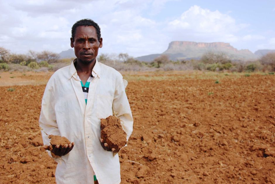 A farmer in his barren field in Sewena, Ethiopia. (Photo: Kyle Degraw/Save the Children)