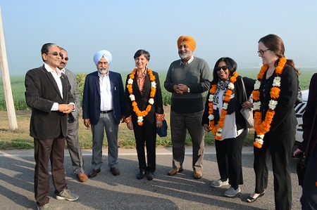 Offering a very warm welcome to the Australian High Commissioner and team by Arun Joshi. (Photo: Hardeep/CIMMYT)