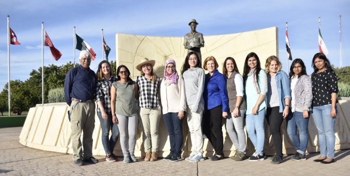 Las ganadoras del premio Jeanie Borlaug Laube Women in Triticum (WIT) Early Career Award reunidas frente a la estatua del difunto ganador del Premio Nobel de la Paz, Dr. Norman E. Borlaug. También aparecen en la foto Amor Yahyaoui, coordinador de capacitación de trigo del CIMMYT (izq), Jeanie Borlaug Laube (centro, blusa azul) y Maricelis Acevedo, Directora Asociada para la Ciencia del proyecto Delivering Genetic Gain in Wheat (a la izquierda de Jeanie Borlaug Laube). Foto: CIMMYT/Mike Listman