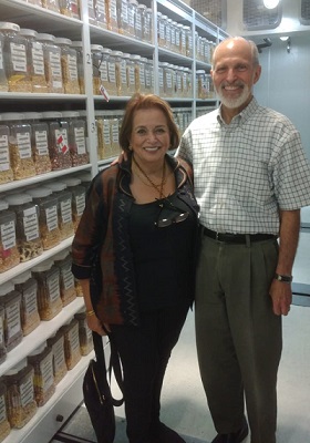 Larry Cooley y su esposa Marina Fanning visitan el banco de germoplasma del CIMMYT. Foto: CIMMYT.