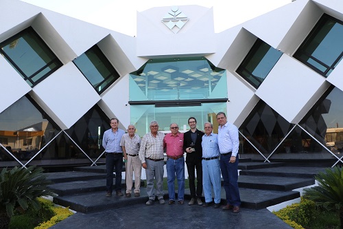 Bram Govaerts (third from right) with the members of management committee of the Río Fuerte Sur Farmer Association (AARFS) (Photo: José Saucedo)