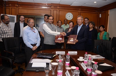 Work plan signing ceremony, Kropff and Mohapatra. Photo: CIMMYT.