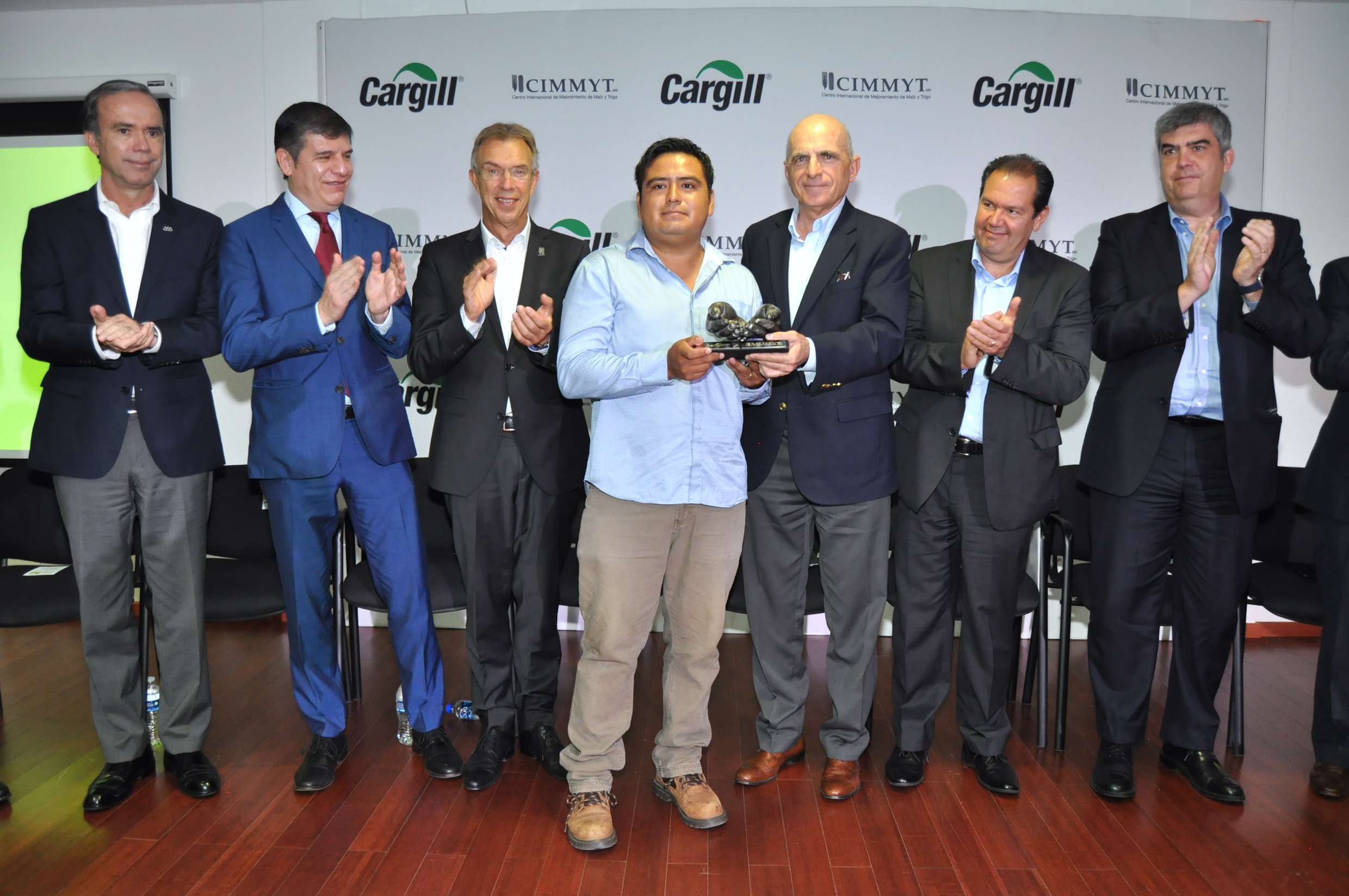 Carlos Barragán (center) receives the Cargill-CIMMYT Award, in the Farmers category. Behind him are representatives from the organizations in the jury (from left to right): Bosco de la Vega, President of Mexico’s National Agriculture Council; David Hernández, Global Chief Procurement Officer of Grupo Bimbo; Martin Kropff, Director General of CIMMYT; Jorge Zertuche, Mexico’s Undersecretary of Agriculture; Marcelo Martins, President of Cargill Mexico; and José Sáenz, Chief of Staff to the Secretary of Economy. (Photo: CIMMYT)