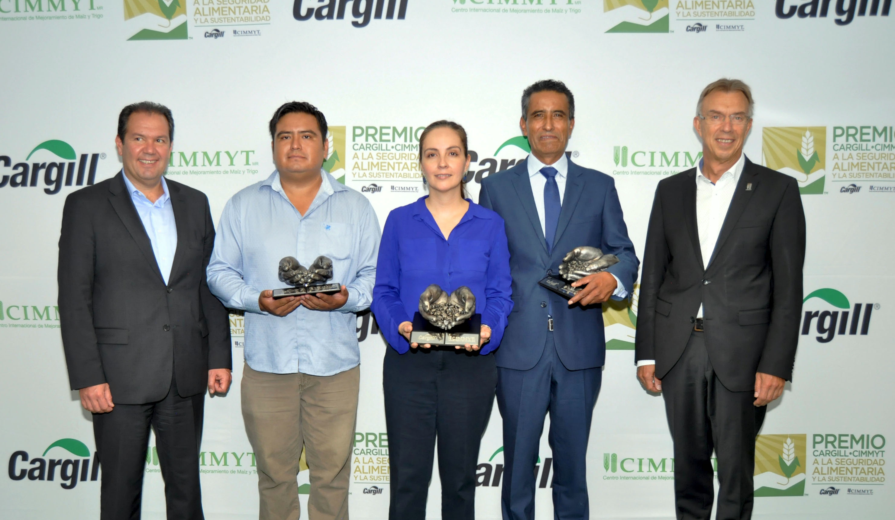 From left to right: Marcelo Martins, President of Cargill Mexico; Carlos Barragán, Farmers category winner; Citlali Fuentes, from Fundación Mexicana para el Desarrollo Rural, Opinion Leaders category winner; Mario López, Researchers category winner; and Martin Kropff, Director General of CIMMYT. (Photo: CIMMYT)