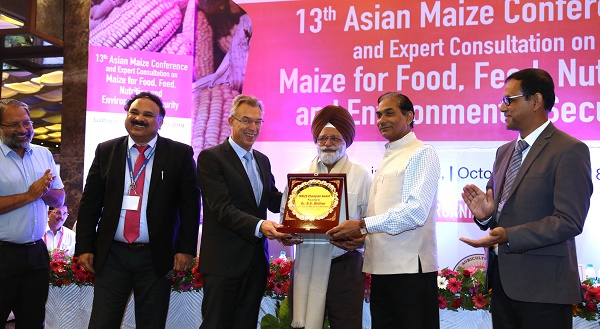 B.S. Dhillon, center, receives the MAIZE Champion Award for his pioneering work in maize breeding. Left to right: N.S. Bains, B.M. Prasanna, Martin Kropff, B.S. Dhillon, Trilochan Mohapatra, Sujay Rakshit. Photo: Manjit Singh/Punjab Agricultural University.