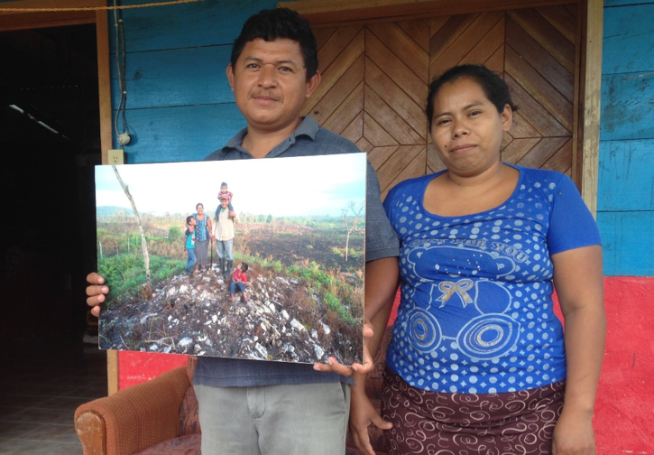 La familia Vera muestra una copia de su retrato para el libro “Familias milperas de la Península de Yucatán”. (Foto: Silvia Sosa Castillo)