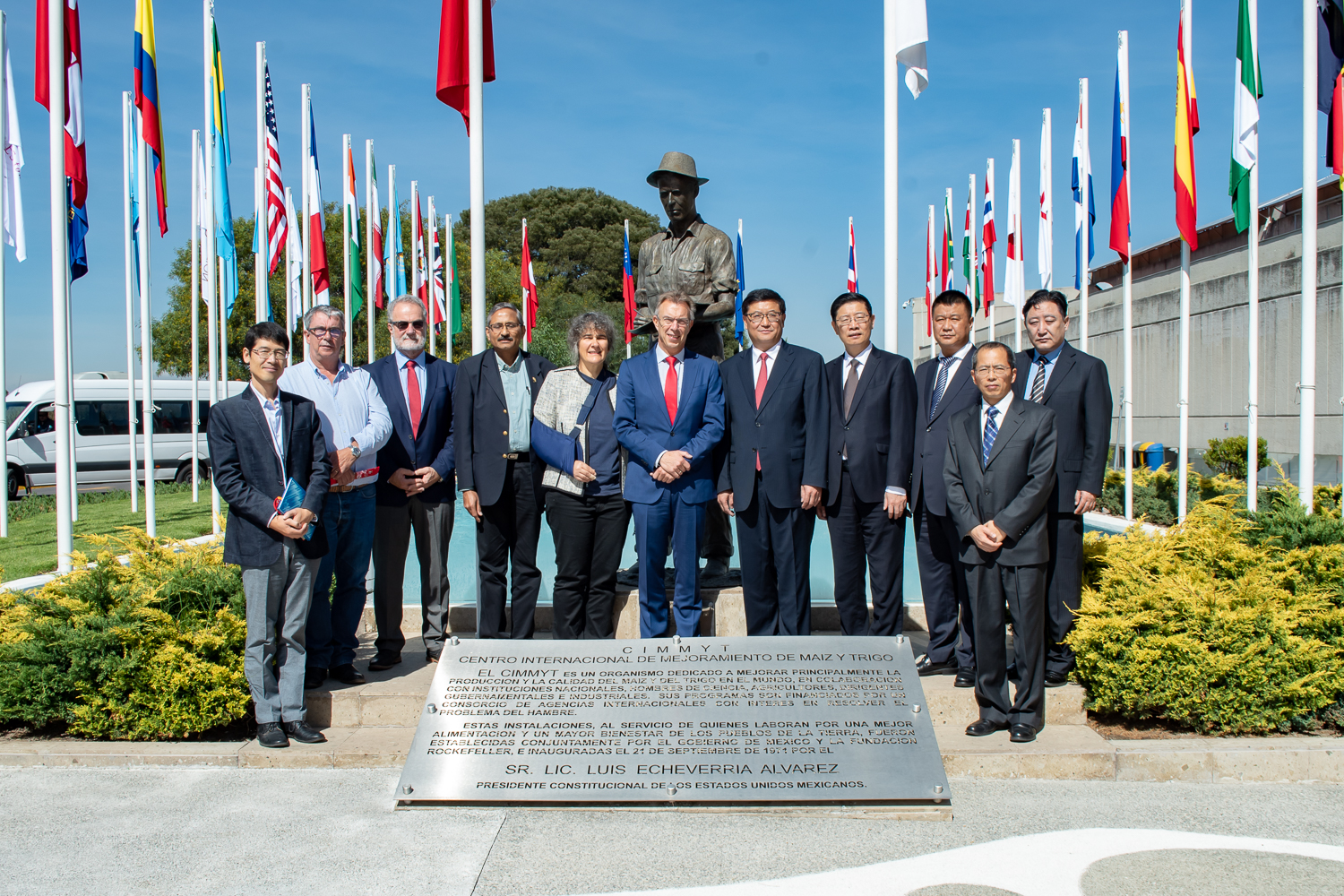 The visiting delegation pose for a photo with CIMMYT representatives in El Batan, Mexico. Photo: CIMMYT.