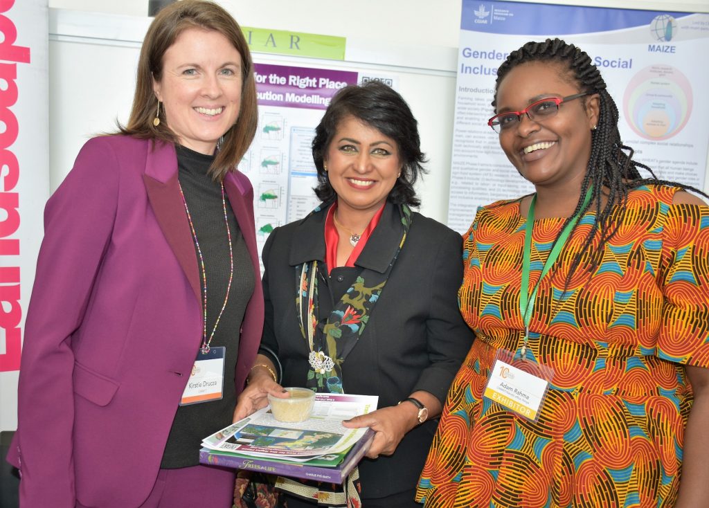 Kristie Drucza (left) and Rahma Adam (right) had a chance to share CIMMYT’s gender work with the former president of Mauritius, Ameenah Gurib-Fakim, at AWARD’s tenth anniversary event in Nairobi. (Photo: Joshua Masinde/CIMMYT)