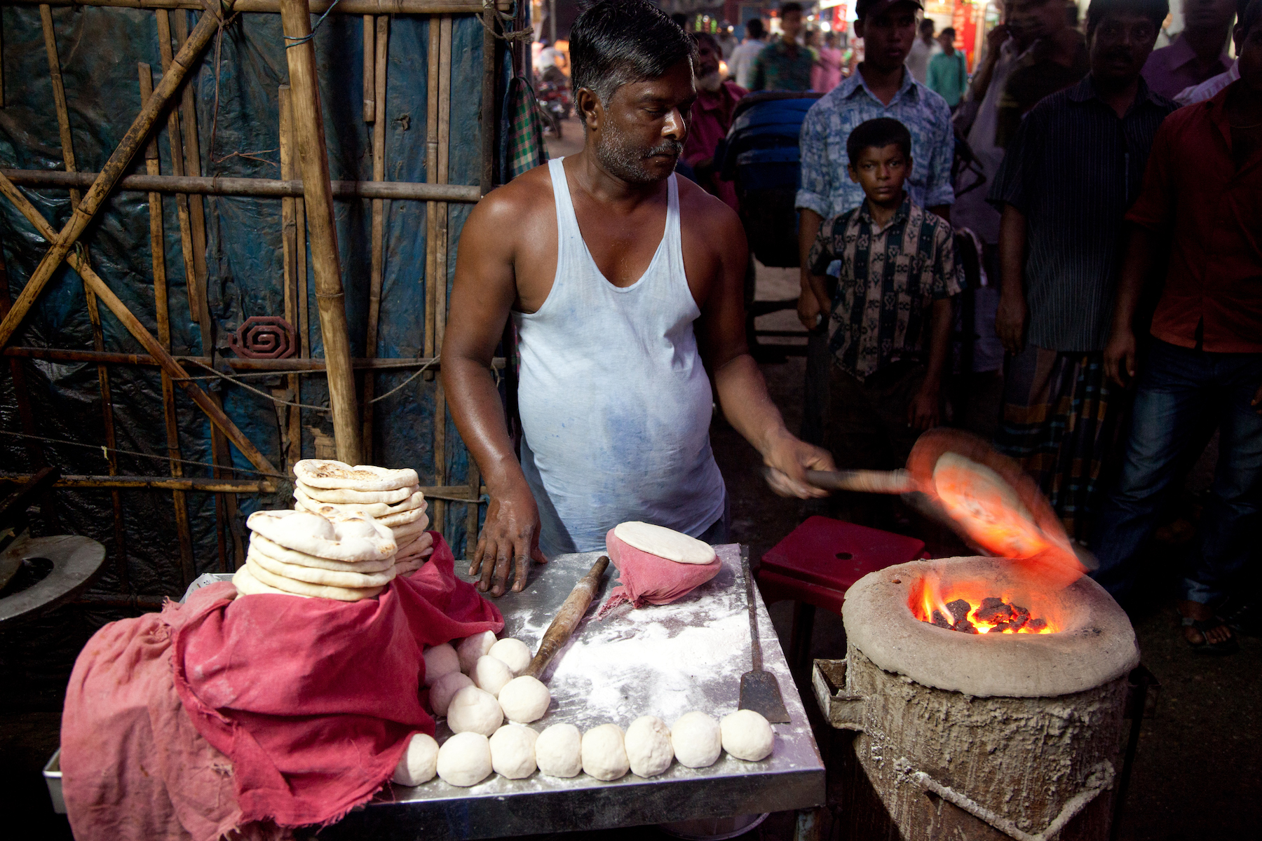 A baker makes the traditional wheat flatbread known as “naan roti” in Dinajpur, Bangladesh. (Photo: S. Mojumder/Drik/CIMMYT)