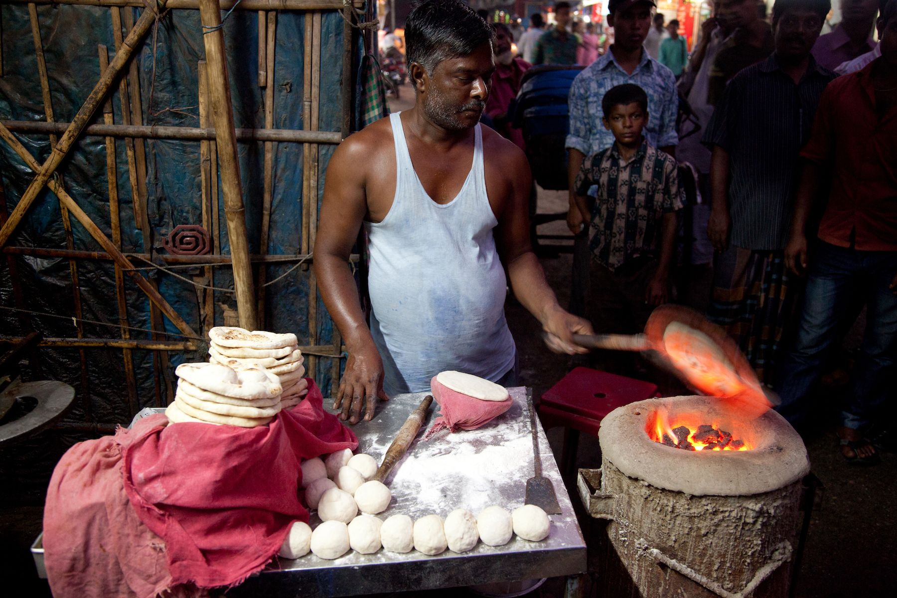 A baker makes the traditional wheat flatbread known as ânaan rotiâ in Dinajpur, Bangladesh. (Photo: S. Mojumder/Drik/CIMMYT)