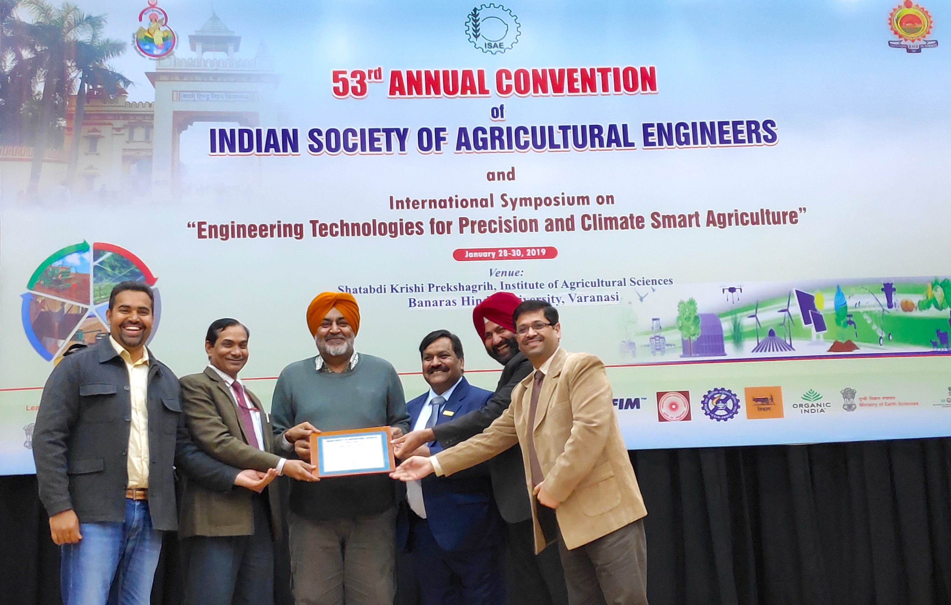 The director general of ICAR, Trilochan Mohapatra (second from left), and the president of ISAE, I.M. Mishra (fourth from left), present the ISAE Team Award 2018 to the joint team of BISA and PAU.