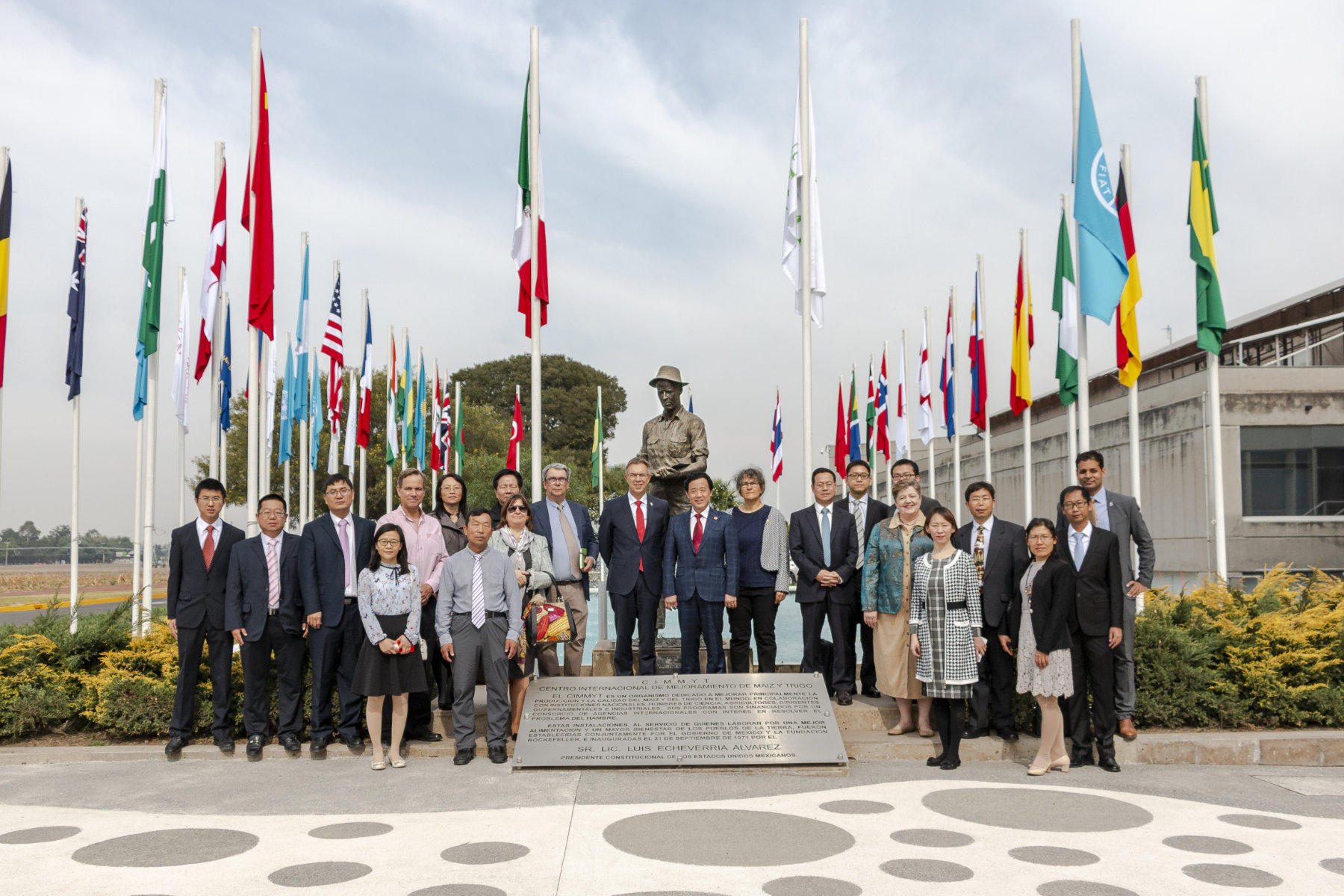 Vice minister Qu (center) and his delegation stand for a group photo with CIMMYT's leadership and Chinese students and scientists. (Photo: Gerardo Mejía/CIMMYT)