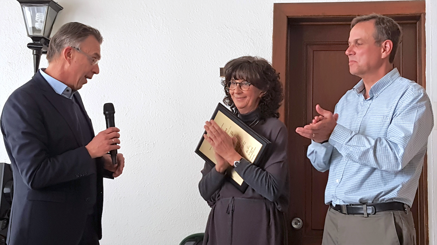 Monica Mezzalama (center) receives a plaque from CIMMYT's director general Martin Kropff (left) recognizing her accomplishments. (Photo: CIMMYT)