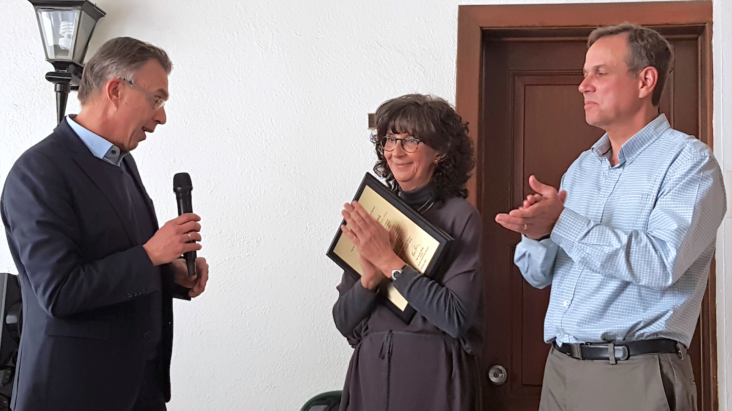 Monica Mezzalama (center) receives a plaque from CIMMYT's director general Martin Kropff (left) in recognition for her accomplishments and leadership. (Photo: CIMMYT)