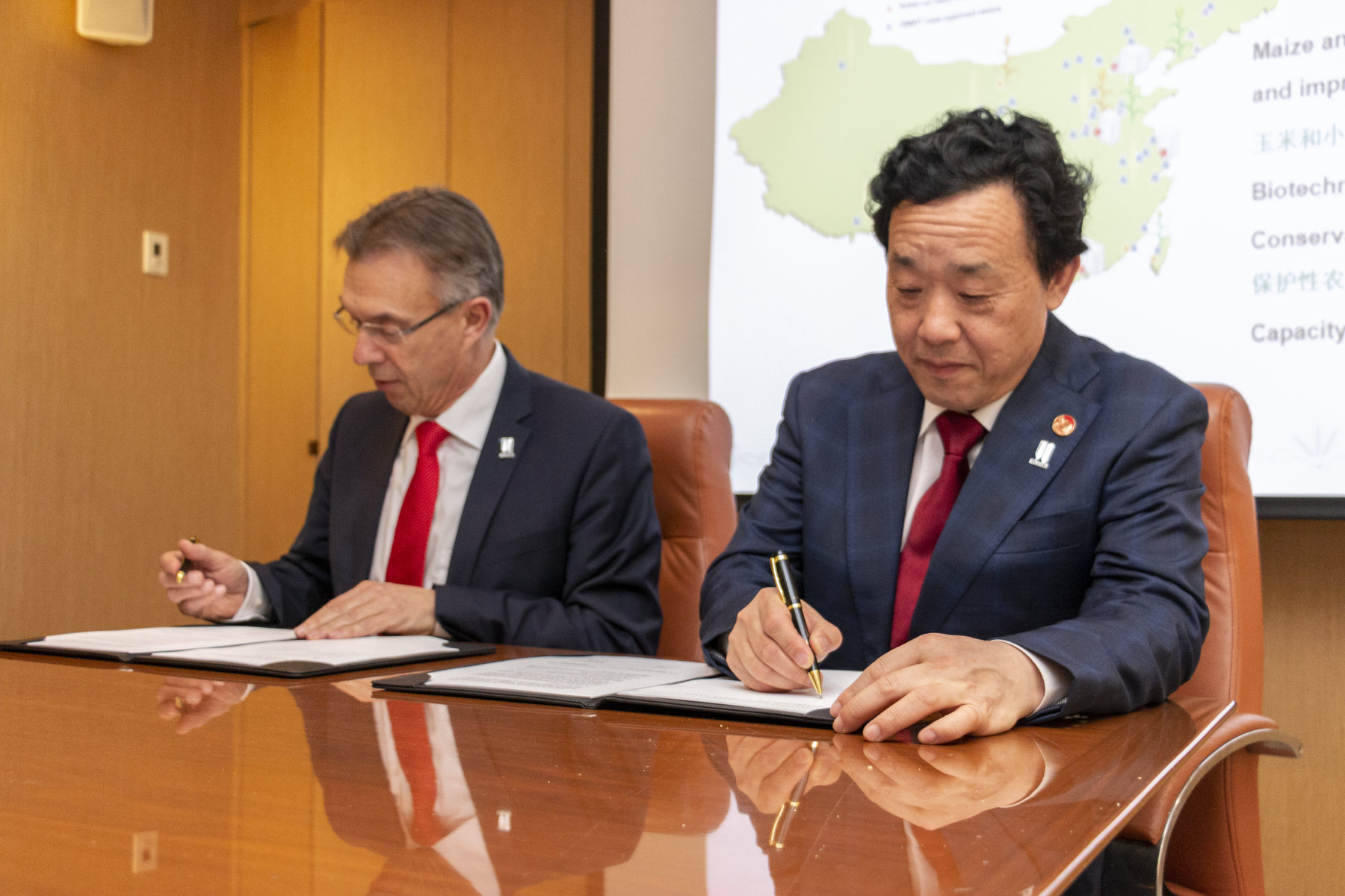 CIMMYT's director general Martin Kropff (left) and vice minister Qu Dongyu sign a memorandum of understanding for the establishment of a joint laboratory for maize and wheat improvement. (Photo: Gerardo Mejía/CIMMYT)