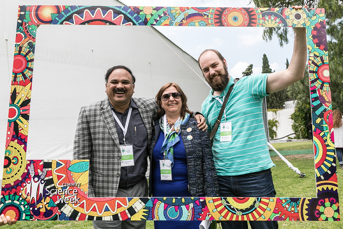 Monika Altmaier (center) takes a selfie with CIMMYT scientists during CIMMYT's Science Week 2018. (Photo: Alfredo Saenz for CIMMYT)