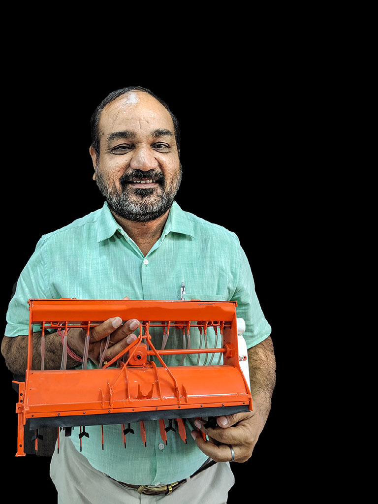 CIMMYT principal scientist M. L. Jat shows a model of a no-till planter that facilitates no-burn farming. (Photo: Dakshinamurthy Vedachalam/CIMMYT)