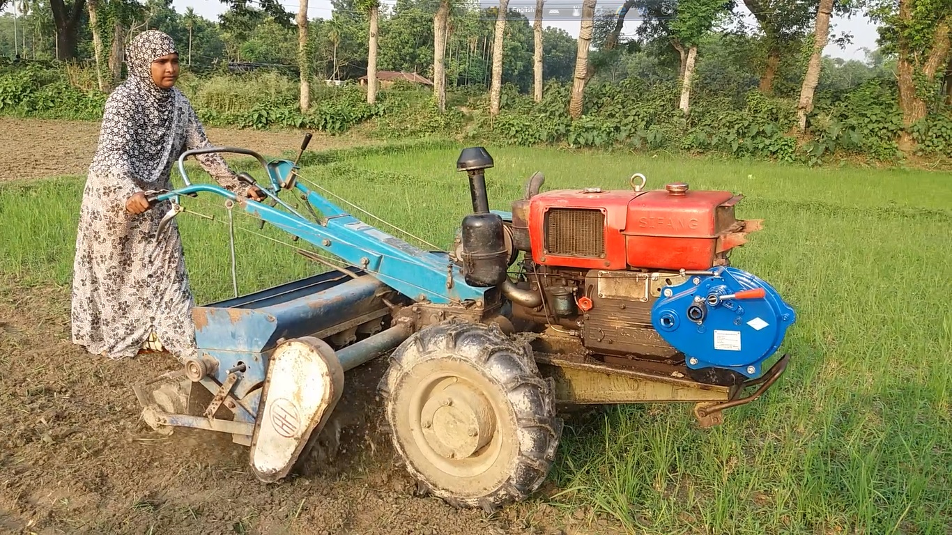 Halima Begum operates her two-wheel tractor, equipped with a self-starter device. (Photo: Mostafa Kamrul Hasan/CIMMYT)