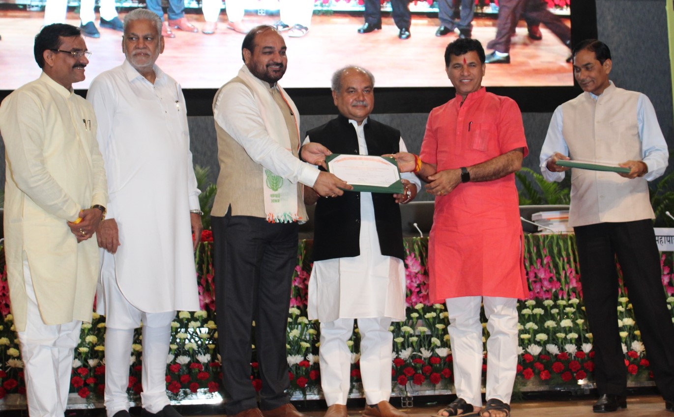 CIMMYT scientist M.L. Jat (third from left) receives the Rafi Ahmed Kidwai Award.