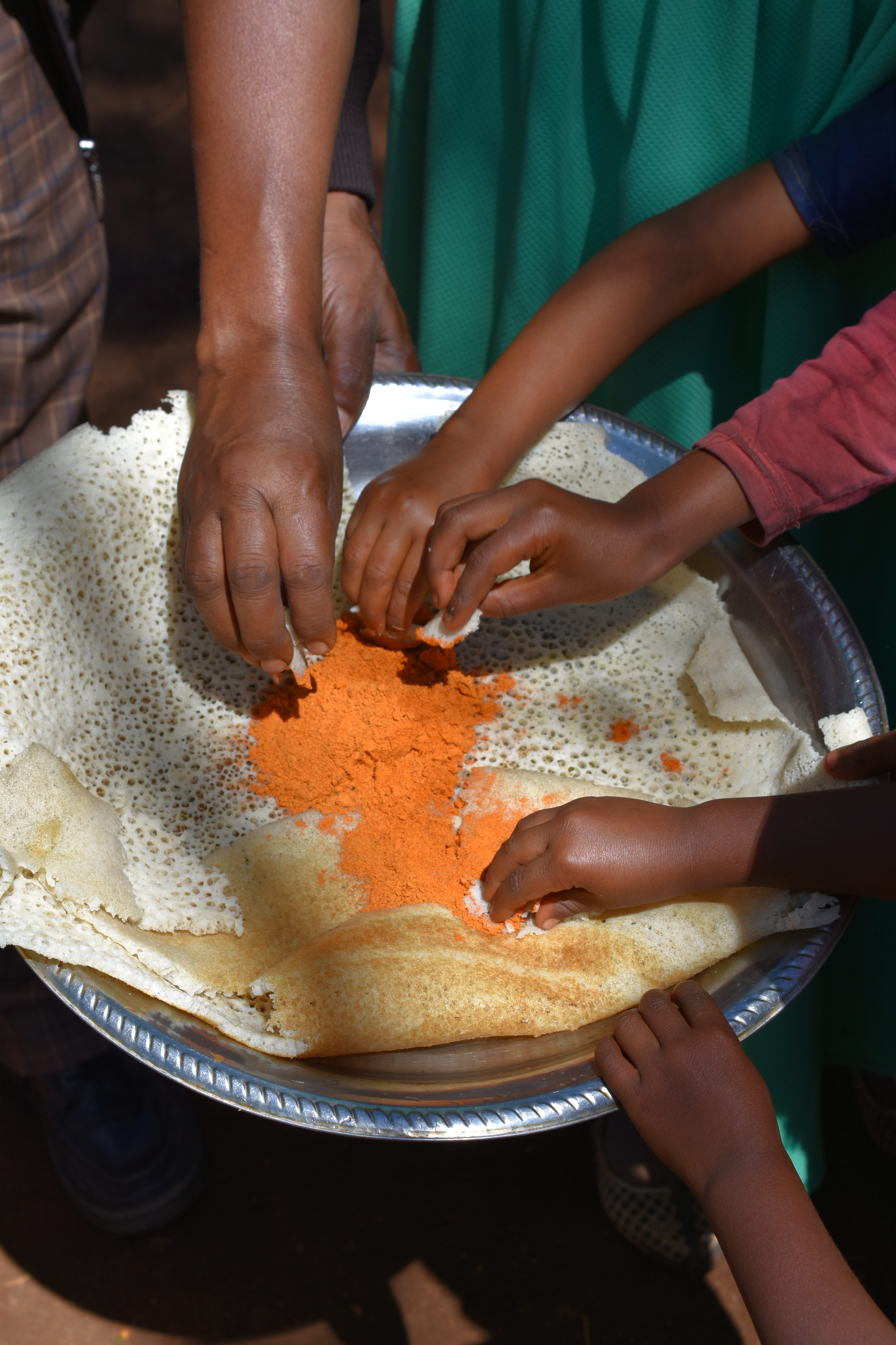 People eat local injera flatbread made of maize. (Photo: Simret Yasabu/CIMMYT)