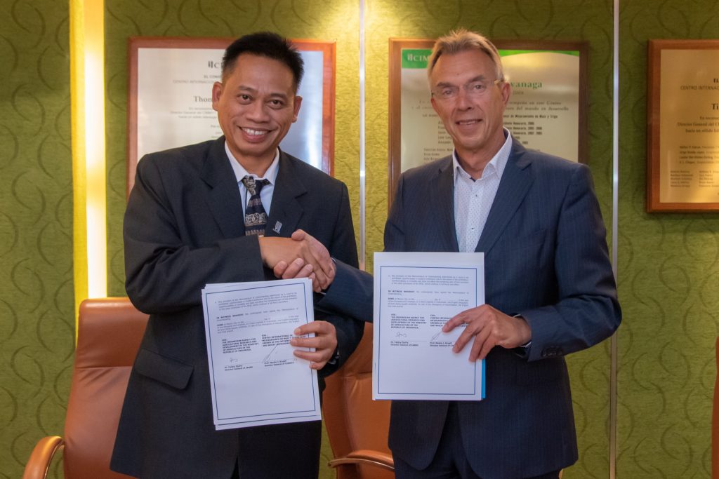 The Director General of IAARD, Fadjry Djufry (left), and the Director General of CIMMYT, Martin Kropff, signed a memorandum of understanding. (Photo: Alfonso Cortés/CIMMYT)