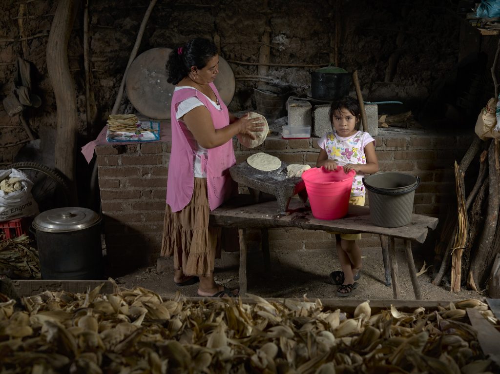Aneli Zárate Vásquez (left), in Mexico's state of Oaxaca, sells maize tortillas for a living. (Photo: P. Lowe/CIMMYT)