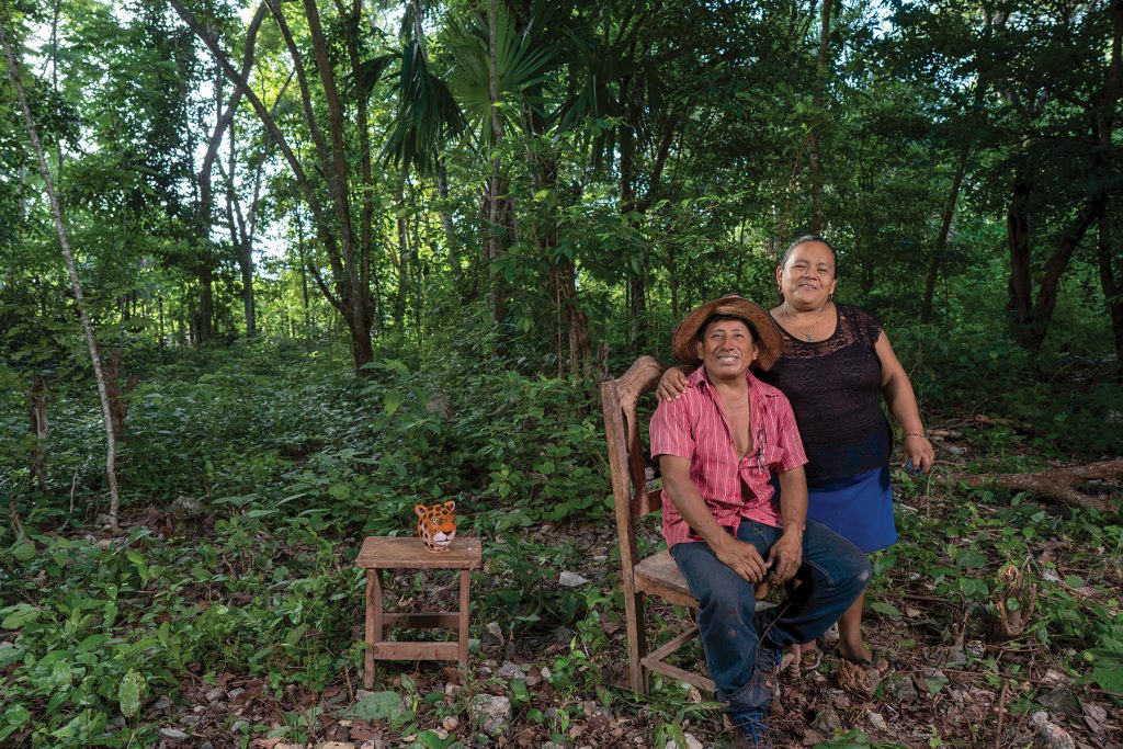 Miguel Ku Balam (izquierda), de Quintana Roo, México, cultiva el tradicional sistema mesoamericano de milpa. "Mi apellido Ku Balam significa ‘Dios Jaguar’. Vengo de la cultura maya”, explica. “Nosotros los mayas cultivamos la milpa para la subsistencia. No lo hacemos como un negocio, sino como parte de nuestra cultura, algo que heredamos de nuestros padres". (Foto: Peter Lowe/CIMMYT)