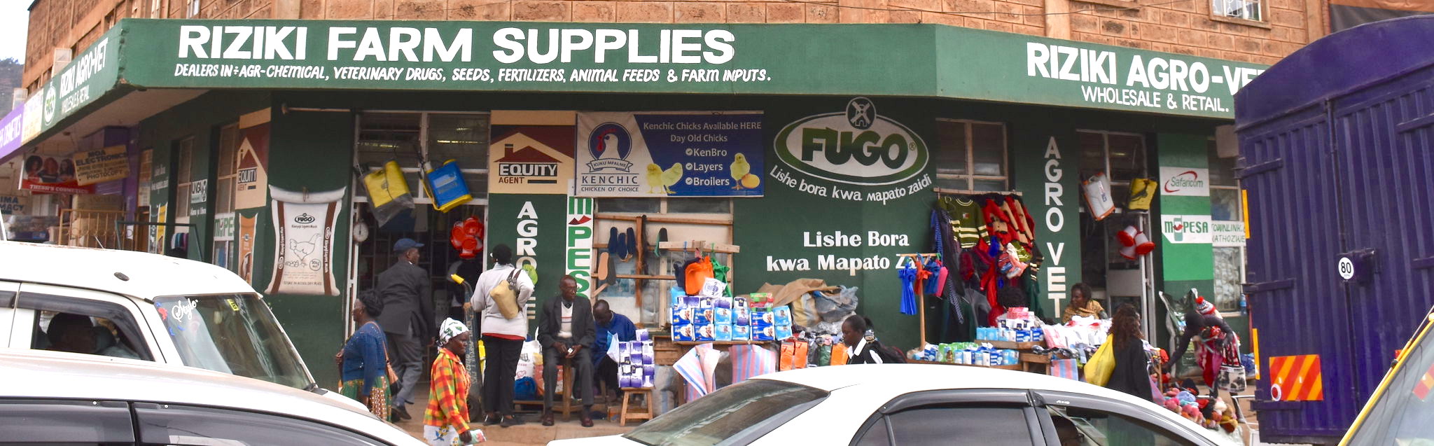 CIMMYT board members and staff visited Riziki Farm Supplies, one of the agrodealers in Machakos which sells SAWA hybrid maize. (Photo: Jerome Bossuet/CIMMYT)