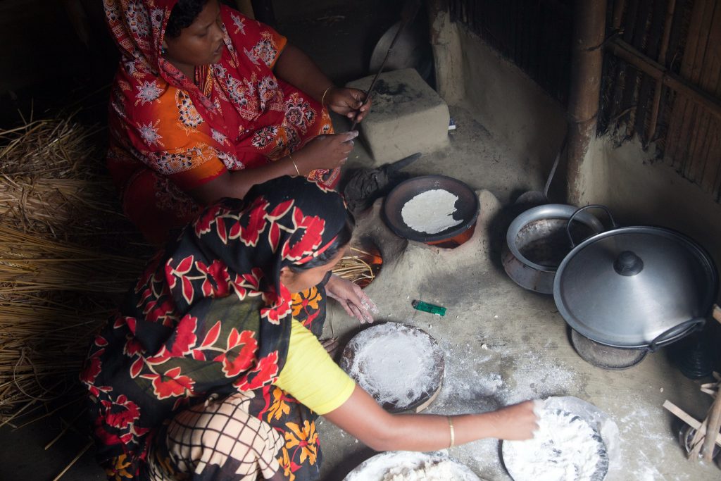 Women make roti, an unleavened flatbread made with wheat flour and eaten as a staple food, at their home in the Dinajpur district, Bangladesh. (Photo: S. Mojumder/Drik/CIMMYT)
