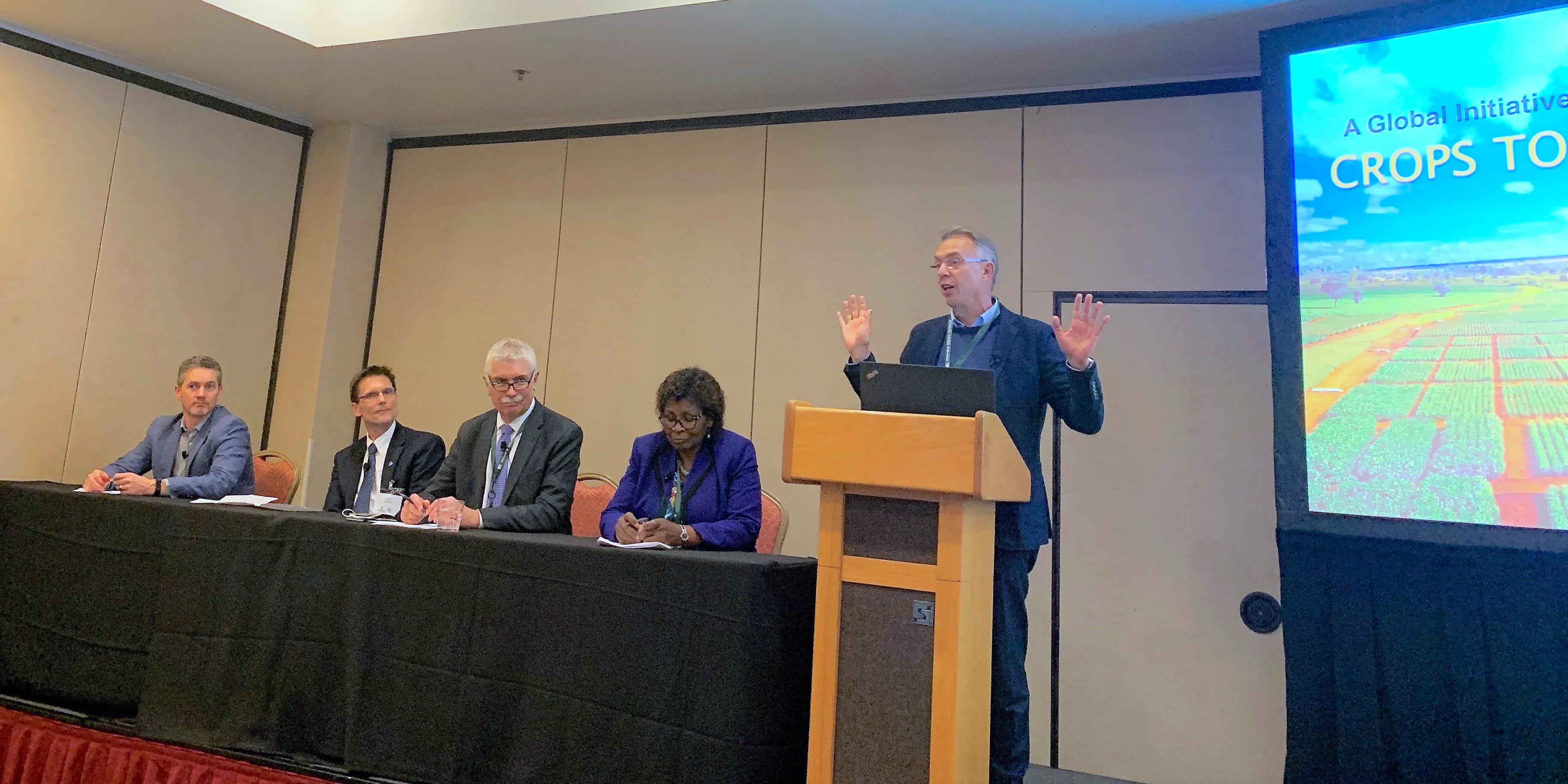 CIMMYT's Director General, Martin Kropff (right), speaks at a session to share the details of CGIAR's Crops to End Hunger initiative. (Photo: Mary Donovan/CIMMYT)