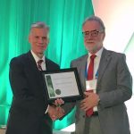 Hans-Joachim Braun (right) receives the International Agronomy Award from Gary Pierzynski, president of the American Society of Agronomy. (Photo: Johanna Franziska Braun/CIMMYT)