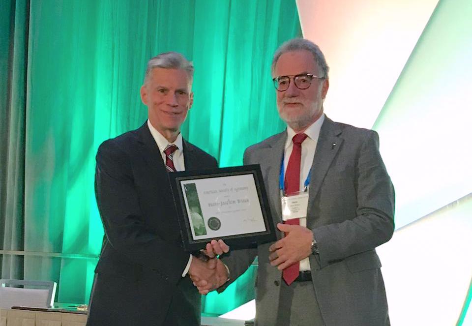 Hans-Joachim Braun (right) receives the International Agronomy Award from Gary Pierzynski, president of the American Society of Agronomy. (Photo: Johanna Franziska Braun/CIMMYT)