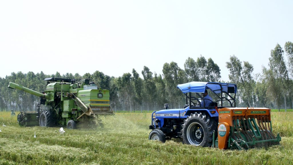 A farmer uses a tractor fitted with a Happy Seeder. (Photo: Vedachalam Dakshinamurthy/CIMMYT)