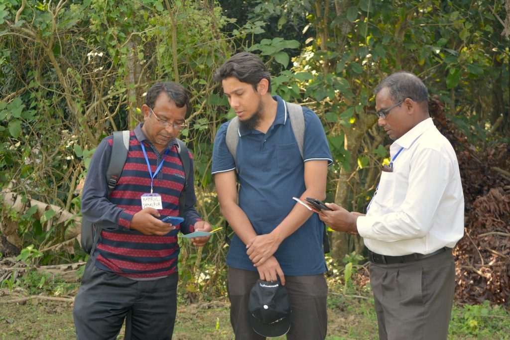 Participants and instructors of the Fighting Back Against Fall Armyworm trainings participate in a field session to work with the Fall Armyworm Monitor web app in Chauadanga, Bangladesh. (Photo: Uttam Kumar/CIMMYT)