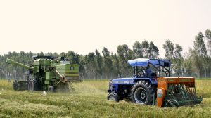 A combine harvester equipped with the Super SMS (left) harvests rice while a tractor equipped with the Happy Seeder is used for direct seeding of wheat. (Photo: Sonalika Tractors)