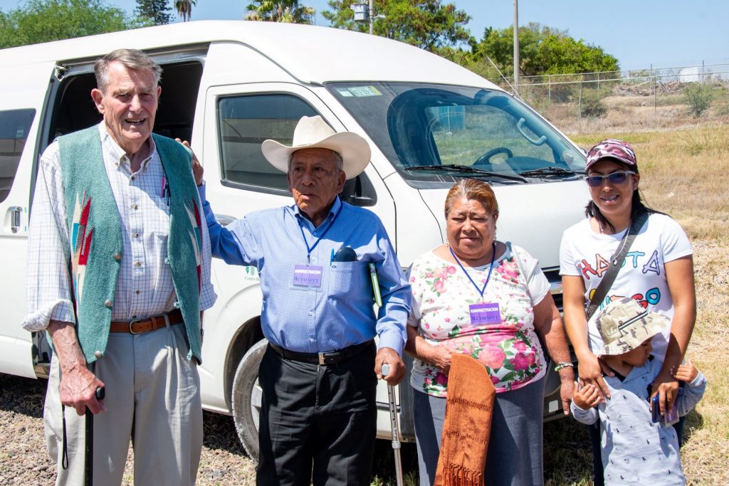 Garrison Wilkes (left) poses with maize producer Ventura Garcia and her family. (Photo: Alfonso Cortés/CIMMYT)