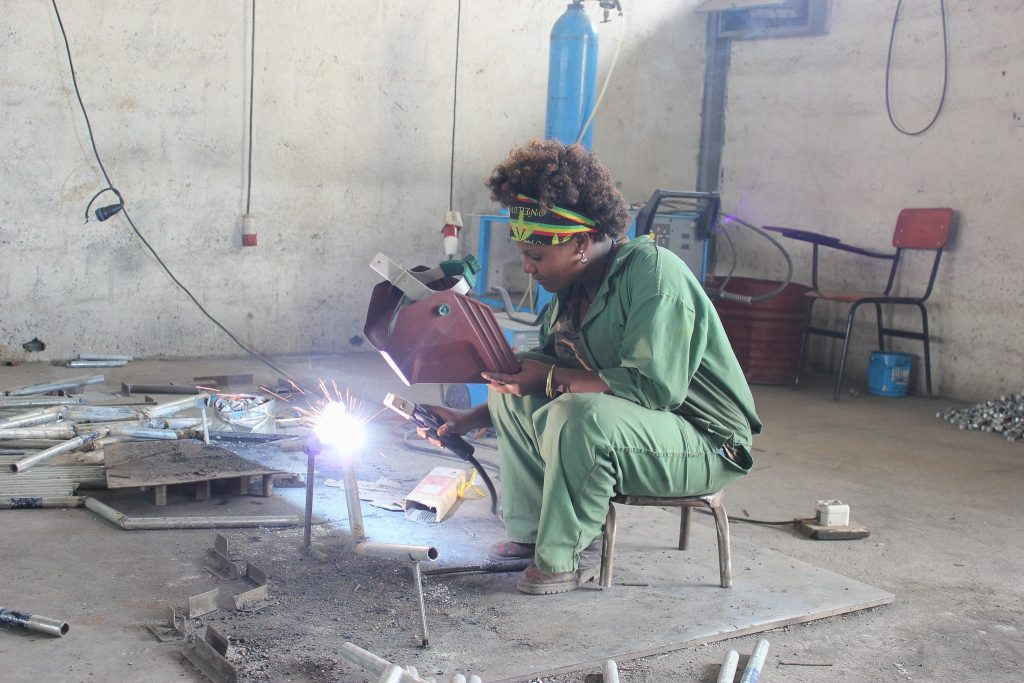 Local female artisan, Hawassa, Ethiopia. (Photo: CIMMYT)