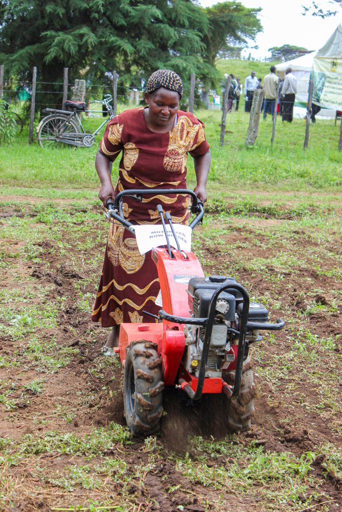 A woman demonstrates the use of a mini-tiller in Naivasha, Kenya. (Photo: Matt O’Leary/CIMMYT)