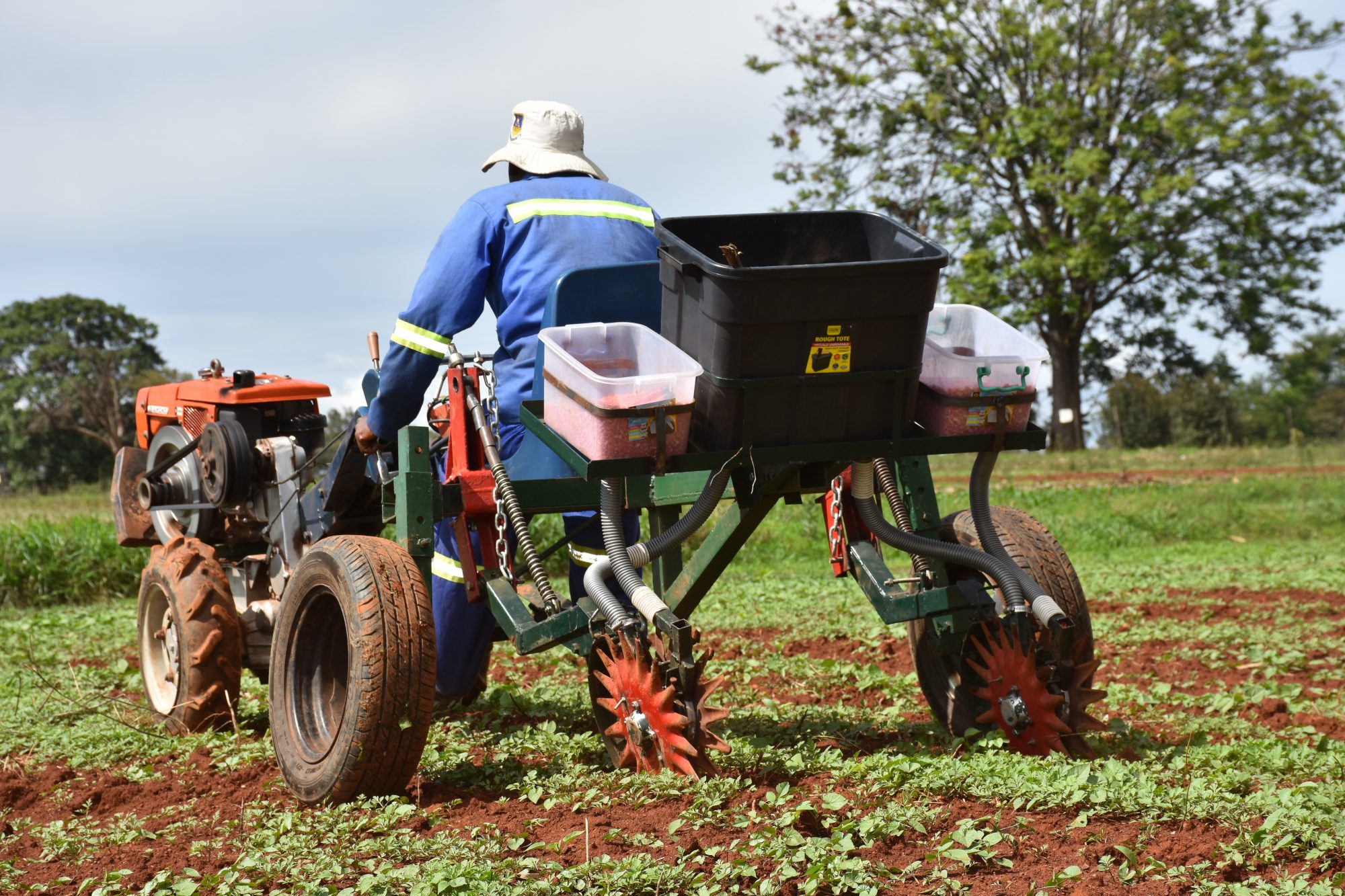 Starwheel planter in Zimbabwe. (Photo: Jérôme Bossuet/CIMMYT)
