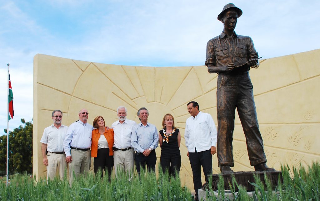 Left to right: Hans Braun, Ronnie Coffman, Jeanie Borlaug-Laube, Thomas Lumpkin, Antonio Gándara, Katharine McDevitt and unknown during the unveiling of the Norman Borlaug statue at CIMMYT’s experimental station in Ciudad Obregón, Sonora, Mexico, in 2012. (Photo: Xochil Fonseca/CIMMYT)