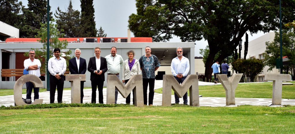 Left to right: Bruno Gerard, Ram Dhulipala, David Bergvinson, Martin Kropff, Víctor Kommerell , Marianne Banziger, Dave Watson and Hans Braun stand for a photograph at CIMMYT’s global headquarters in Texcoco, Mexico. (Photo: Alfonso Cortés/CIMMYT)