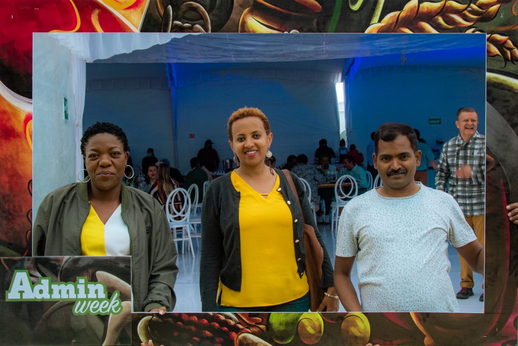 Rahel Assefa (center) meets colleagues at a CIMMYT event in Texcoco, Mexico. (Photo: Alfonso Cortés)