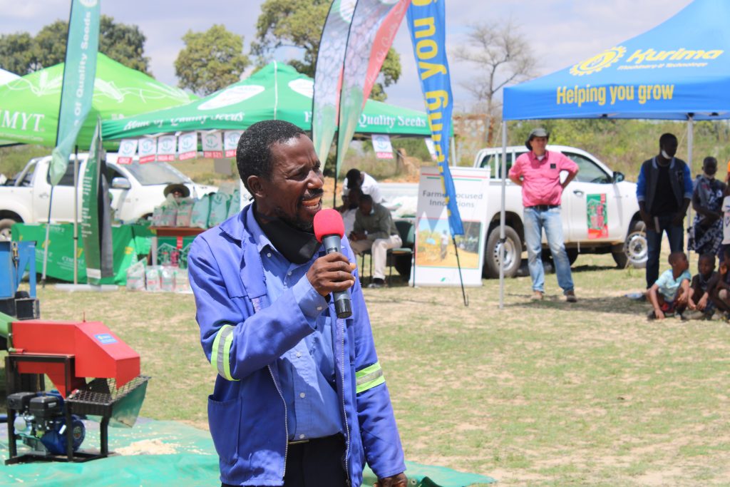 Muza Vutete, a baby-trial farmer shares the advantages of adopting conservation farming principles at a seed fair in Masvingo, Zimbabwe. (Photo: Shiela Chikulo/CIMMYT)