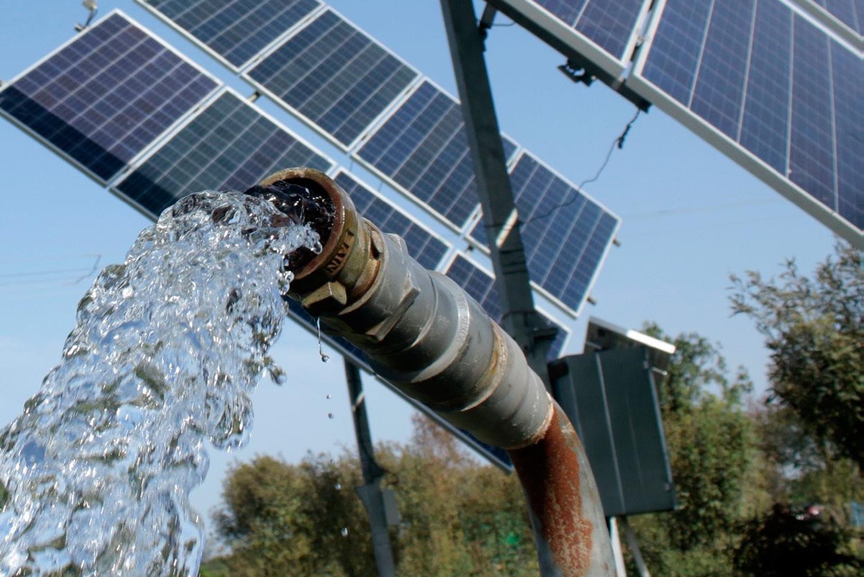 A solar powered irrigation pump in use, India. (Photo: Ayush Manik/CCAFS)